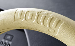 Dottyステアリングカバー ロゴ